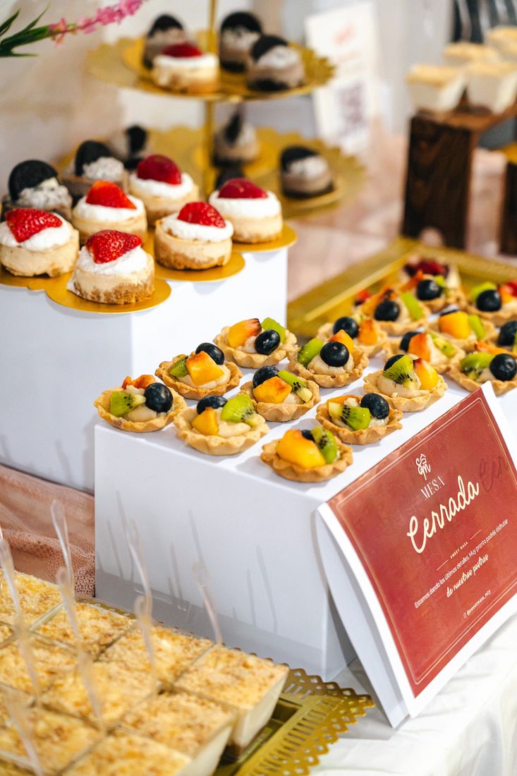 Tartaletas de fruta y letrero de mesa