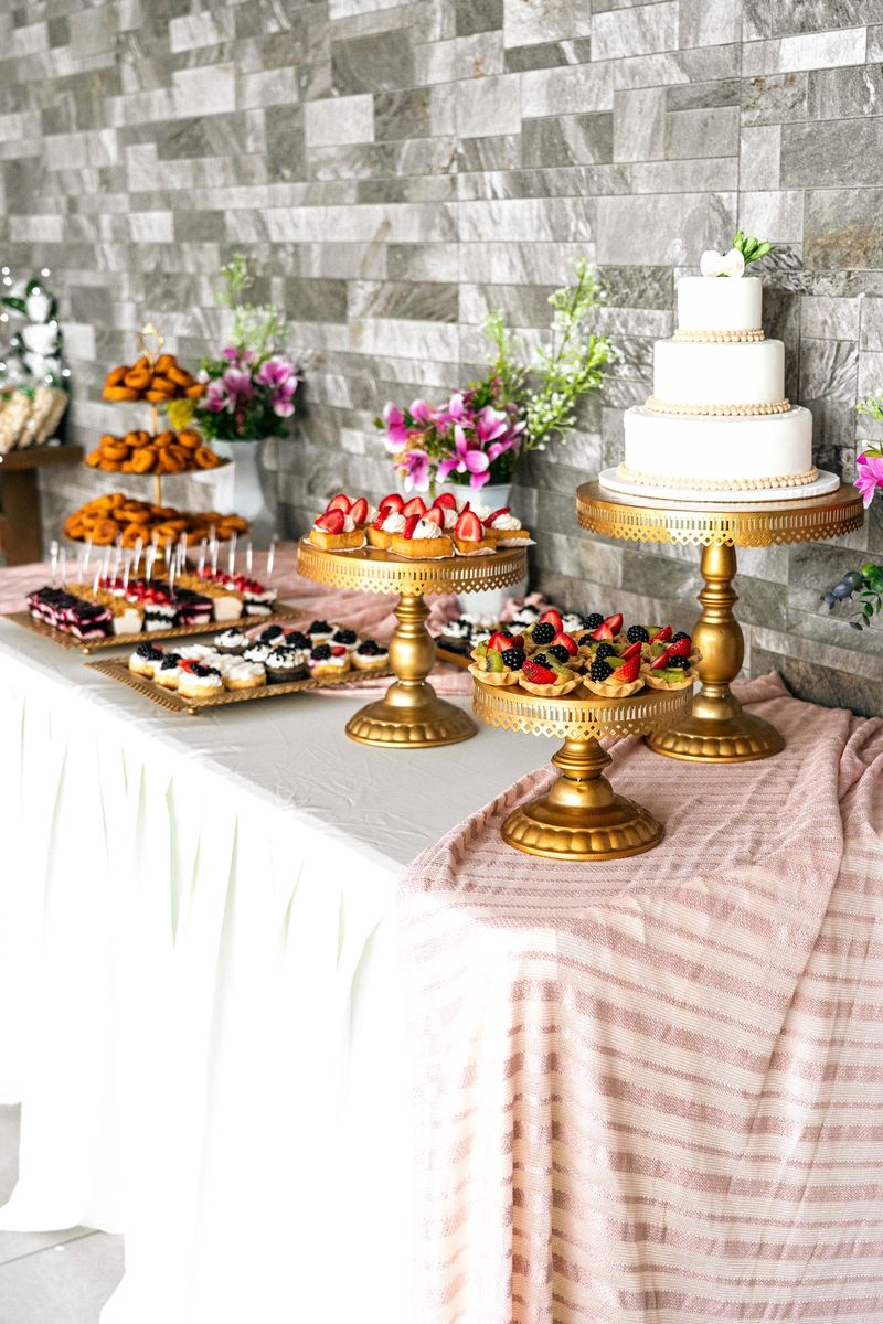 Mesa de postres con pastel